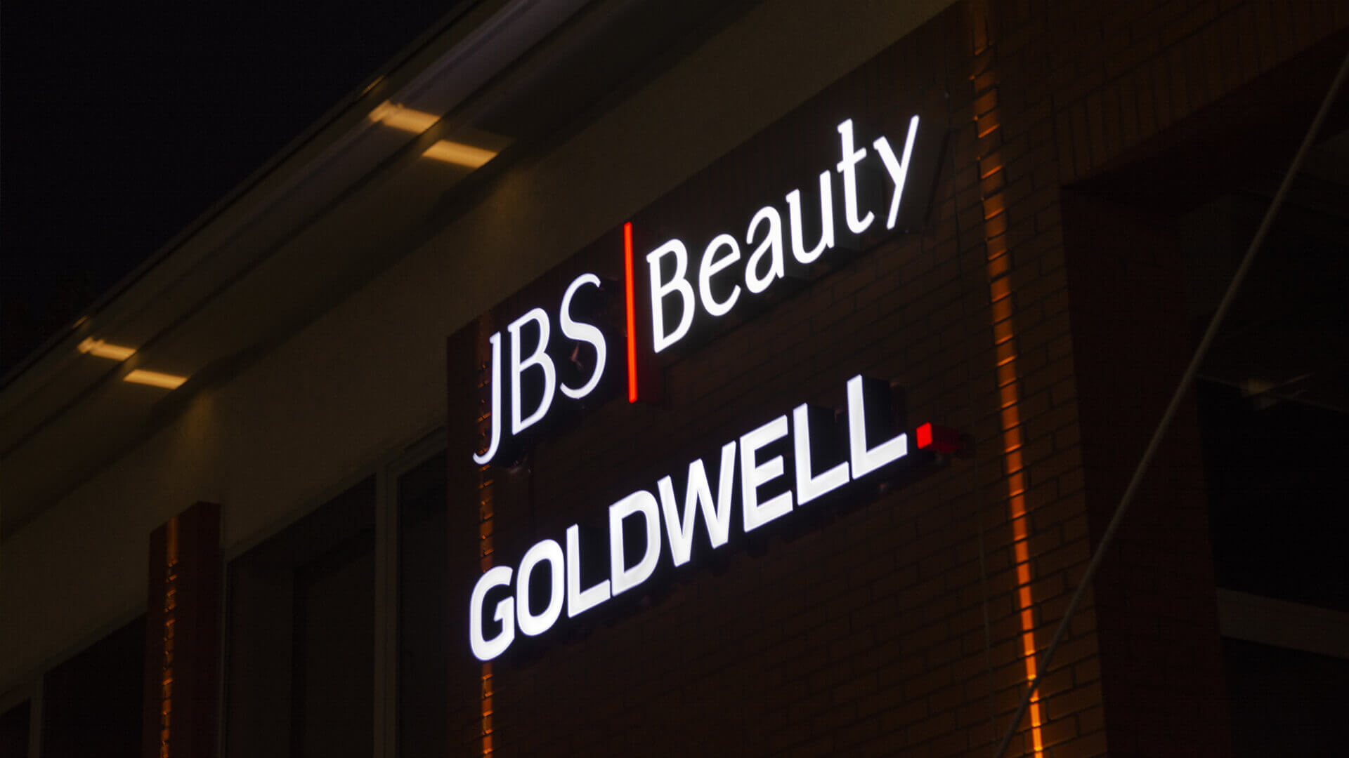 Goldwell goldwel - jbs-goldwell-bauty-letter-colour-illuminated-letter-signs-on-the-wall-of-the-building-letter-signs-on-the-height-of-the-beglach-letter-signs-on-the-office building-gdansk-letnica (11) 